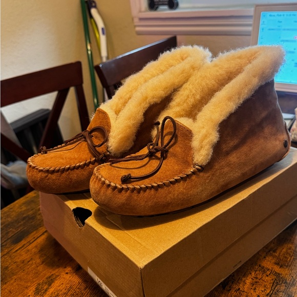 Brand new UGGS ALENA slippers - Picture 2 of 5
